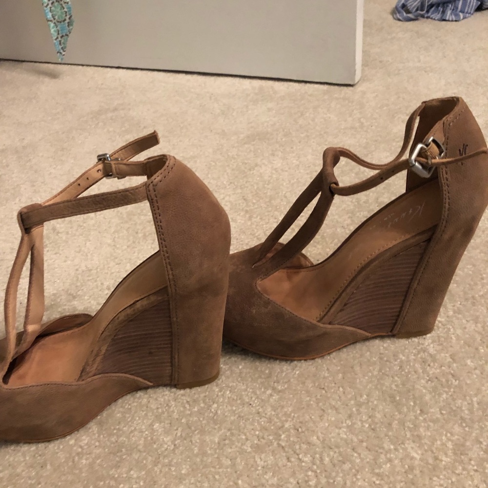 Kenneth Cole Brown Suede Wedges